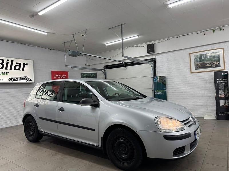 Begagnad VW Golf IV Trendline 116 HK (85 kW) 2005 Silver Halvkombi