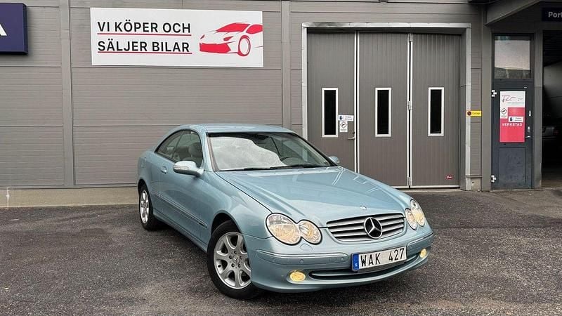 Ljusblå (blå) Begagnad 2004 Mercedes CLK200 Elegance Sportkupé | 54 900 kr (Marknadspris) - Bild 1/4