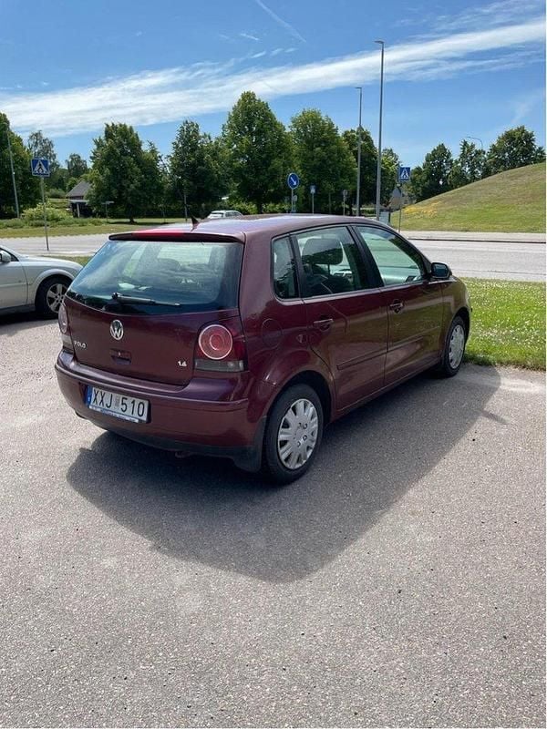Röd Begagnad 2006 VW Polo Comfortline Halvkombi | 25 000 kr (Marknadspris) - Bild 1/4