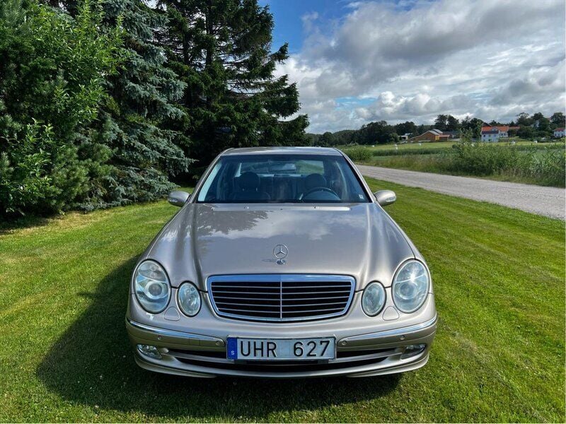 Brun Begagnad 2003 Mercedes E240 Avantgarde Sedan | 35 000 kr (Bra pris) - Bild 1/4