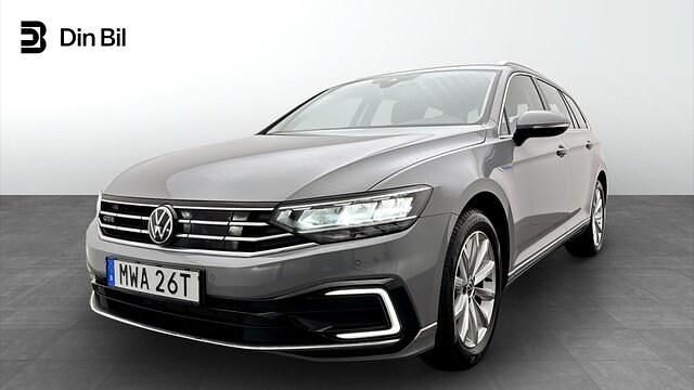 Grå Begagnad 2023 VW Passat GTE Kombi | 349 900 kr (Marknadspris) - Bild 1/4