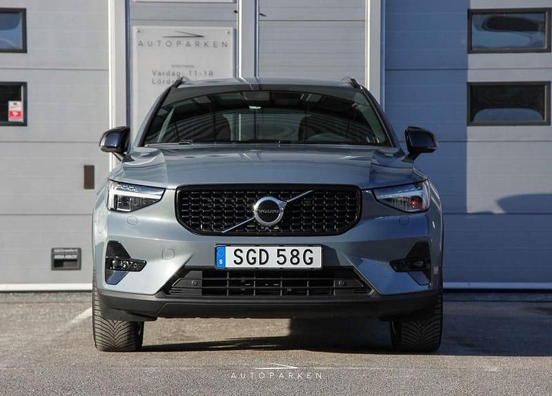 Begagnad Volvo XC40 Plus 262 HK (192 kW) 2023 Grå SUV