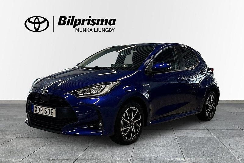 Mörkblå Begagnad 2020 Toyota Yaris Hybrid Active Halvkombi | 209 900 kr (Lite dyr) - Bild 1/4