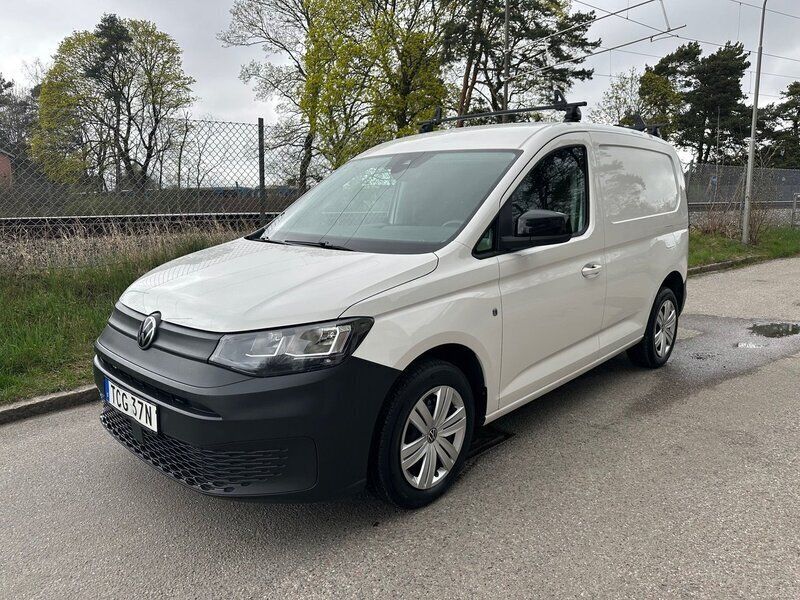 Vit Begagnad 2022 VW Caddy Minibuss | 298 750 kr (Marknadspris) - Bild 1/4