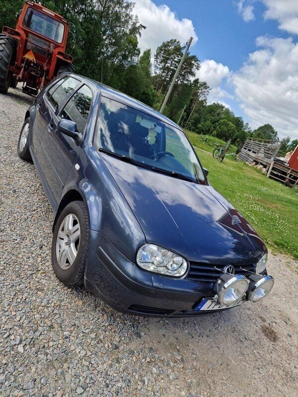 Grå Begagnad 2003 VW Golf IV Basis Halvkombi | 19 000 kr (Marknadspris) - Bild 1/4