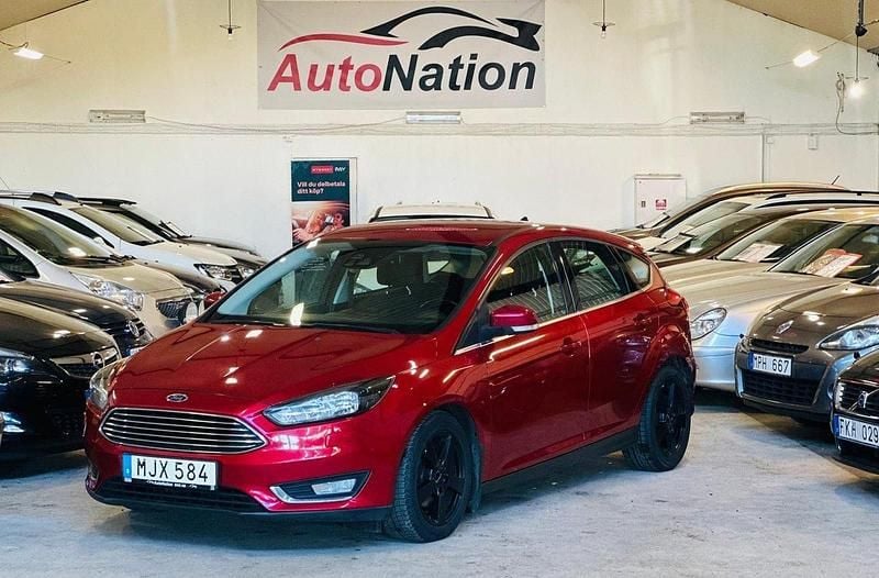 Röd Begagnad 2016 Ford Focus Titanium Halvkombi | 69 900 kr (Marknadspris) - Bild 1/4