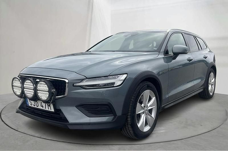 Grå Begagnad 2022 Volvo V60 CC Kombi | 320 000 kr (Marknadspris) - Bild 1/4