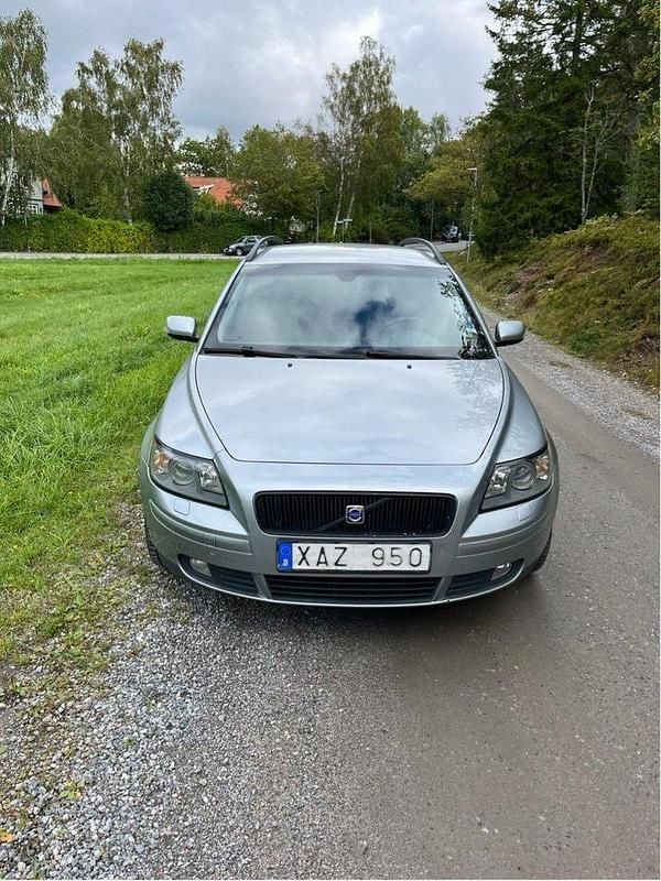 Silver Begagnad 2006 Volvo V50 Kinetic Kombi | 19 700 kr (Marknadspris) - Bild 1/4
