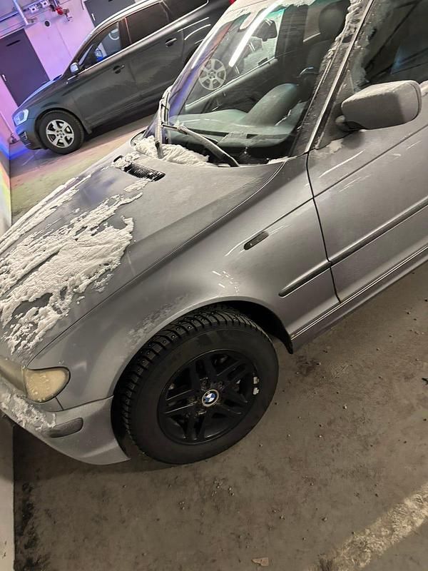 Begagnad BMW 318 143 HK (105 kW) 2005 Sedan