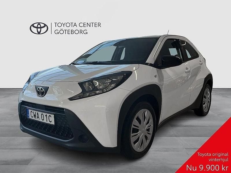 Vit Begagnad 2022 Toyota Aygo X Play SUV | 144 900 kr (Bra pris) - Bild 1/3