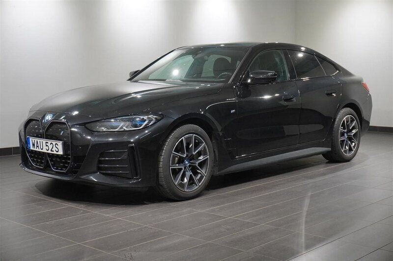 Svart (safirsvart metallic) Begagnad 2024 BMW i4 M Sport Sedan | 569 900 kr (Marknadspris) - Bild 1/2