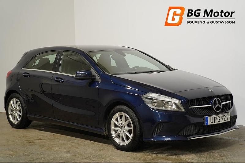 Mörkblå Begagnad 2017 Mercedes A180 Style Halvkombi | 134 700 kr (Bra pris) - Bild 1/3