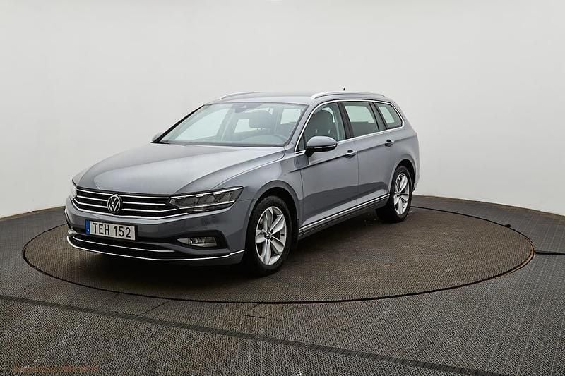 Grå Begagnad 2023 VW Passat GT Kombi | 349 900 kr (Marknadspris) - Bild 1/4
