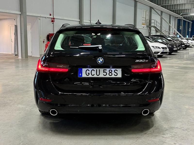 Begagnad BMW 330e Sport Line 292 HK (214 kW) 2021 Svart Kombi