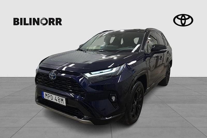 Blå Begagnad 2023 Toyota RAV4 Hybrid Style SUV | 449 900 kr (Marknadspris) - Bild 1/4