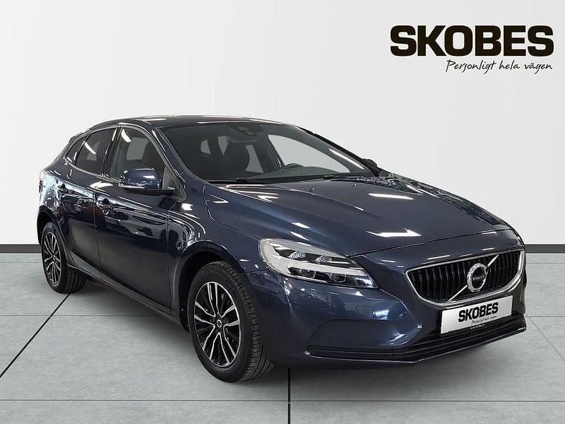 Blå Begagnad 2017 Volvo V40 Business Edition | 159 300 kr (Marknadspris) - Bild 1/4
