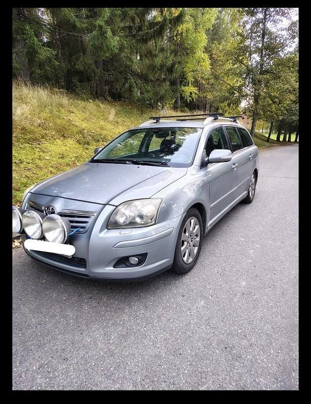 Grön Begagnad 2007 Toyota Avensis Kombi | 25 000 kr (Marknadspris) - Bild 1/4