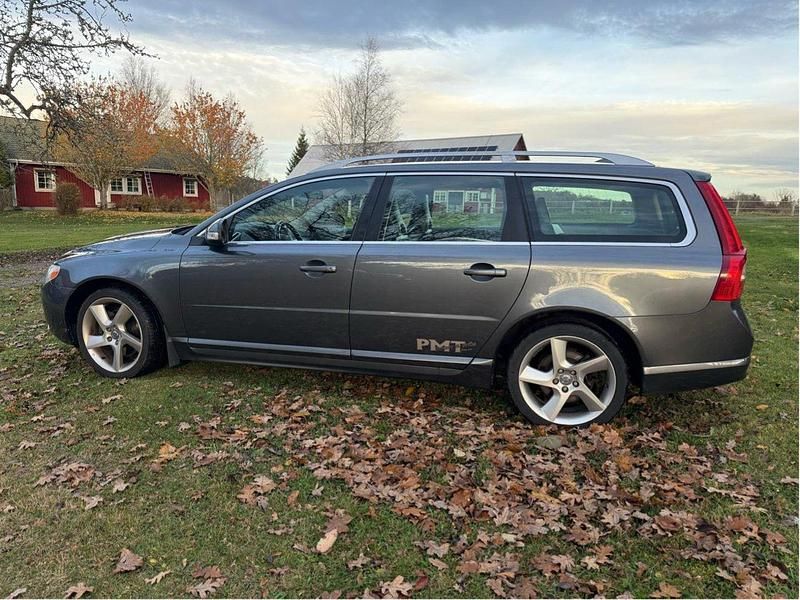 Grå Begagnad 2008 Volvo V70 Summum Kombi | 73 000 kr (Marknadspris) - Bild 1/4