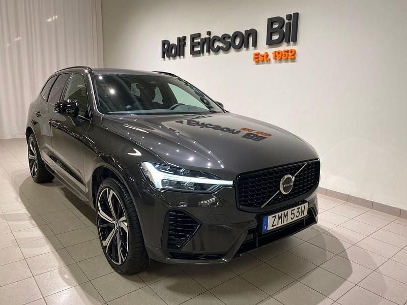 Grå Begagnad 2025 Volvo XC60 Plus SUV | 579 500 kr (Lite dyr) - Bild 1/4