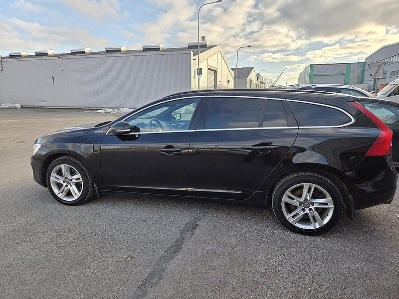 Begagnad Volvo V60 Momentum 231 HK (169 kW) 2017 Svart Kombi