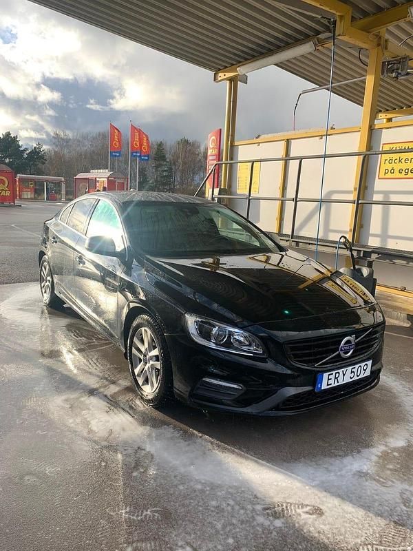 Begagnad 2018 Volvo S60 R-Design Sedan | 222 000 kr - Bild 1/3