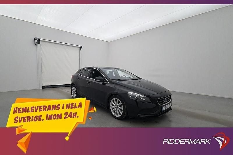 Svart Begagnad 2014 Volvo V40 Halvkombi | 109 700 kr (Marknadspris) - Bild 1/3
