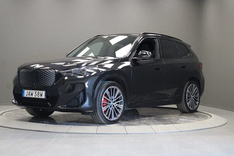 Svart Begagnad 2024 BMW iX1 M Sport SUV | 629 000 kr - Bild 1/4