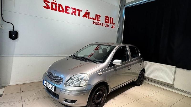 Grå Begagnad 2005 Toyota Yaris Halvkombi | 29 900 kr (Marknadspris) - Bild 1/4