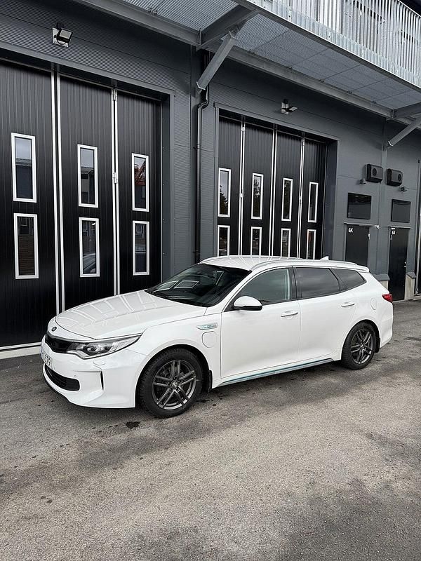 Begagnad Kia Optima Comfort 205 HK (150 kW) 2017 Vit Kombi