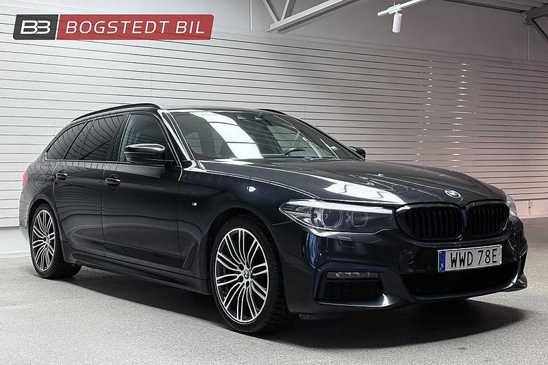 Svart Begagnad 2019 BMW 520 M Sport Kombi | 249 000 kr (Marknadspris) - Bild 1/4