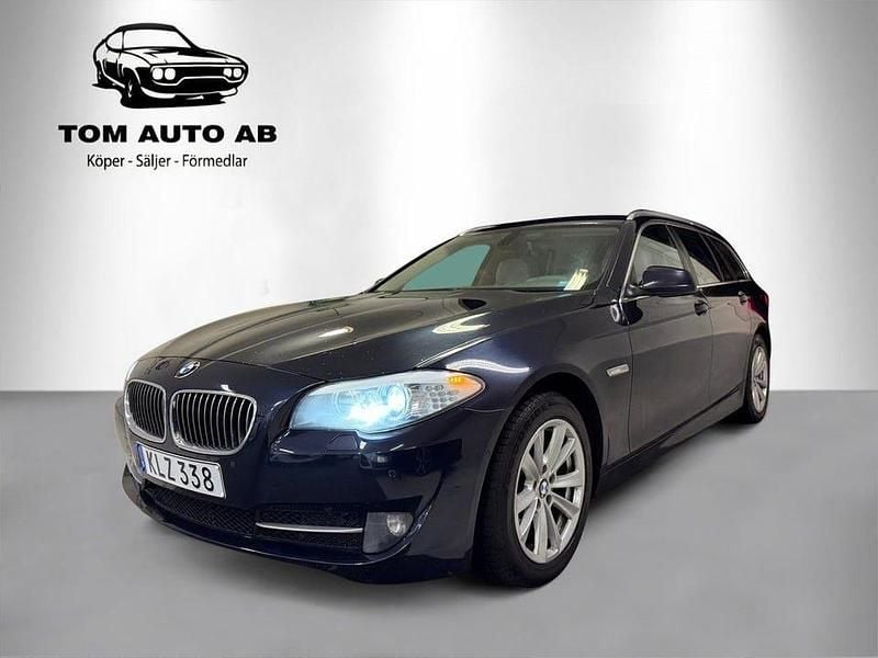 Blå Begagnad 2010 BMW 525 Kombi | 74 900 kr (Marknadspris) - Bild 1/4