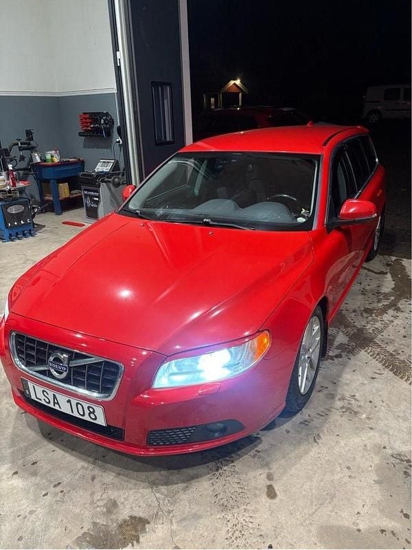 Röd Begagnad 2012 Volvo V70 Momentum Kombi | 65 000 kr (Bra pris) - Bild 1/4