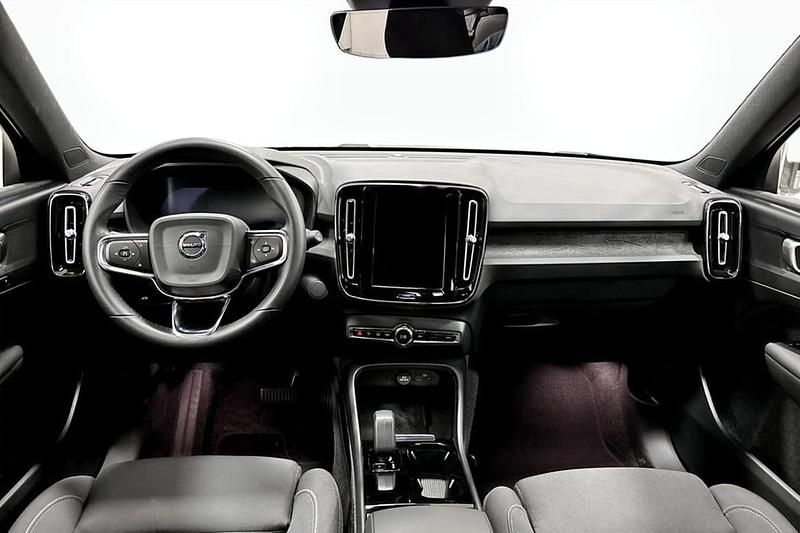 Begagnad Volvo XC40 Plus 175 kW (238 HK) 2023 Silver SUV