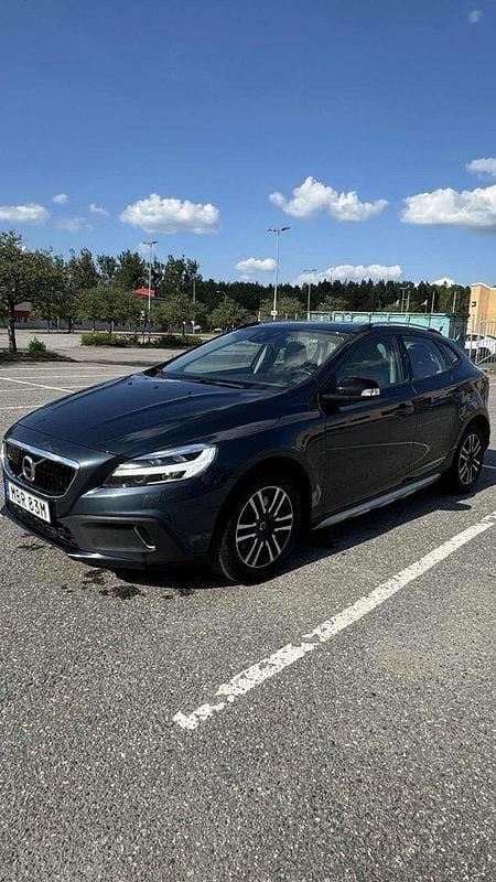Blå Begagnad 2019 Volvo V40 CC Kinetic Kombi | 182 000 kr (Marknadspris) - Bild 1/4