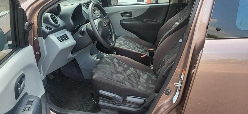 Brun Begagnad 2011 Suzuki Alto Halvkombi | 29 000 kr (Marknadspris) - Bild 1/4