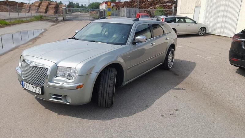 Grön Begagnad 2005 Chrysler 300C Touring Kombi | 80 000 kr - Bild 1/4