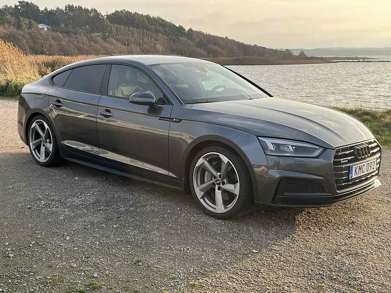 Grå Begagnad 2018 Audi A5 Sportback S-Line Halvkombi | 265 000 kr (Bra pris) - Bild 1/4