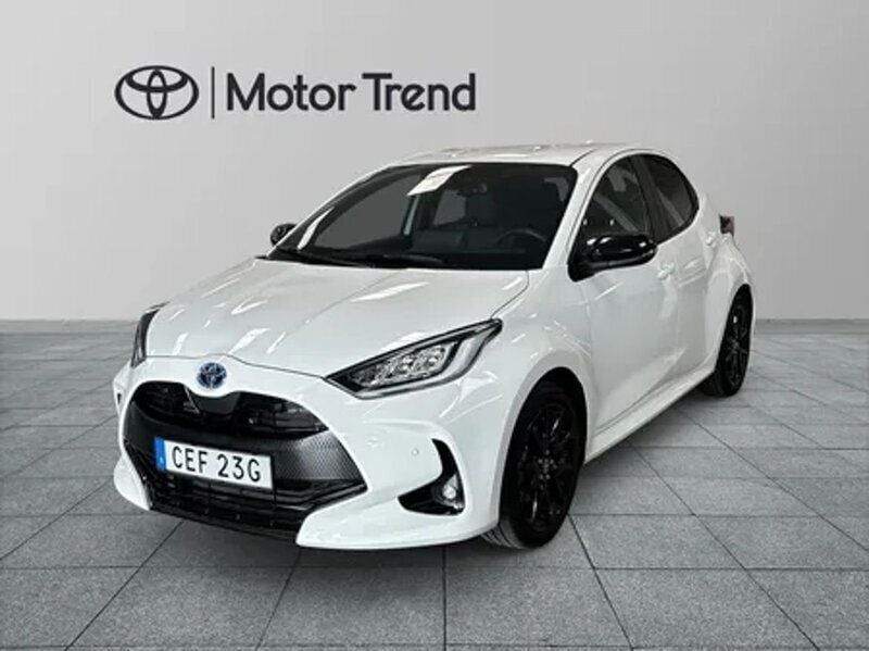 Vit Begagnad 2022 Toyota Yaris Hybrid Style Halvkombi | 229 900 kr (Marknadspris) - Bild 1/3