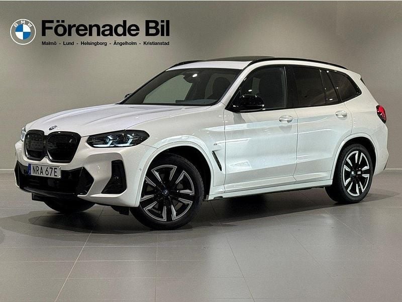 Vit Begagnad 2024 BMW iX3 M Sport SUV | 579 000 kr (Marknadspris) - Bild 1/4