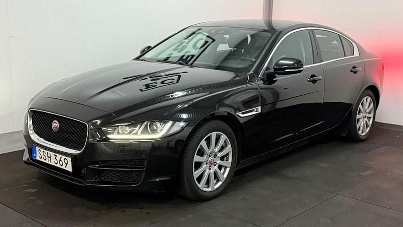 Svart Begagnad 2016 Jaguar XE Sedan | 114 900 kr (Marknadspris) - Bild 1/4