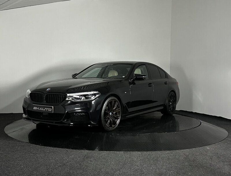 Svart (svart metallic) Begagnad 2018 BMW 540 Sedan | 489 900 kr - Bild 1/4