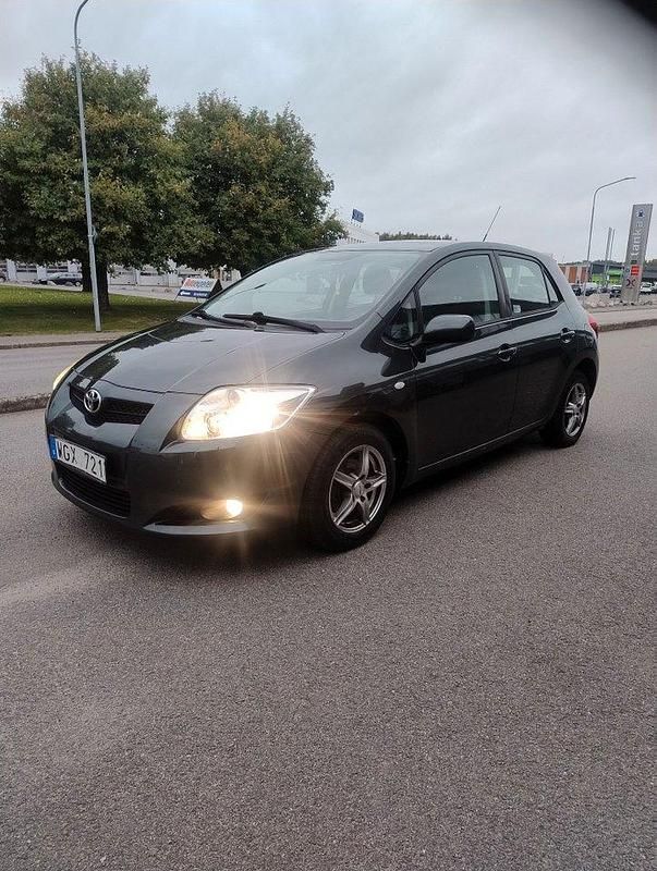 Mörkgrön Begagnad 2008 Toyota Auris Halvkombi | 39 900 kr (Marknadspris) - Bild 1/4