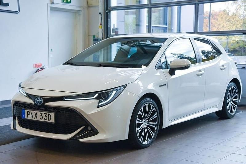 Begagnad Toyota Corolla Hybrid Style 122 HK (89 kW) 2019 Vit Halvkombi