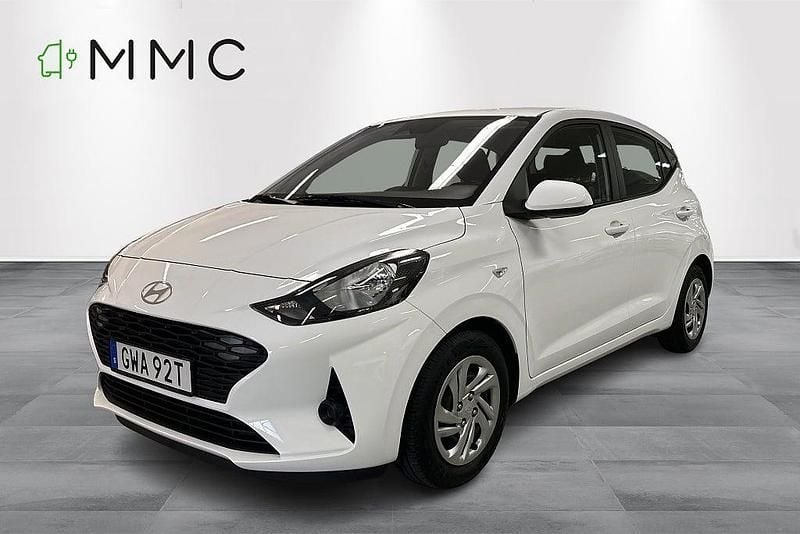 Vit (atlas white) Ny 2025 Hyundai i10 Essential Halvkombi | 169 000 kr (Marknadspris) - Bild 1/4