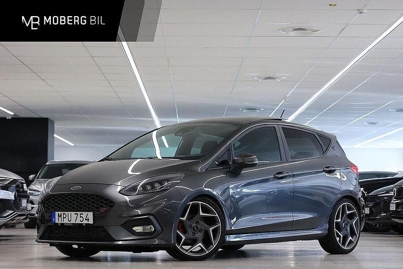 Grå Begagnad 2018 Ford Fiesta Performance Edition Halvkombi | 189 900 kr (Lite dyr) - Bild 1/3
