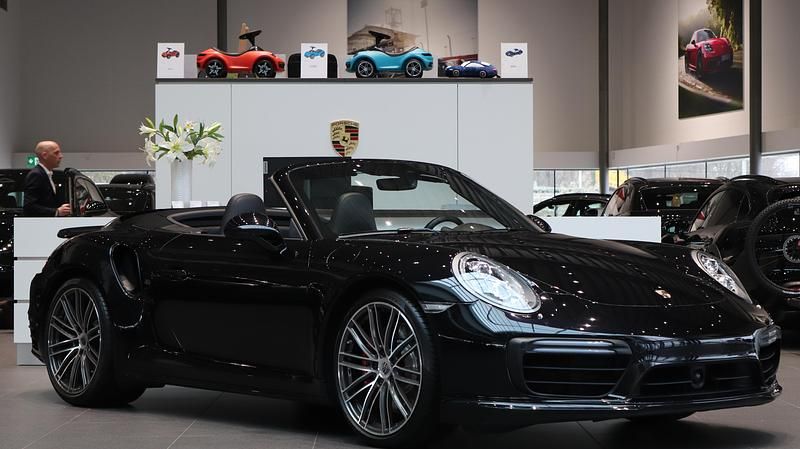 Svart Begagnad 2017 Porsche 911 Turbo Cab | 1 569 000 kr - Bild 1/4
