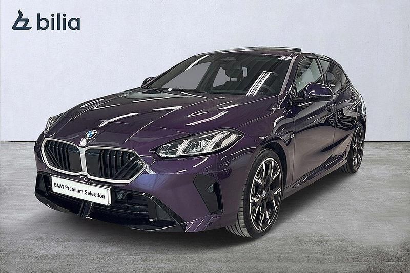 Lila Begagnad 2024 BMW 120 M Sport Halvkombi | 399 900 kr - Bild 1/4
