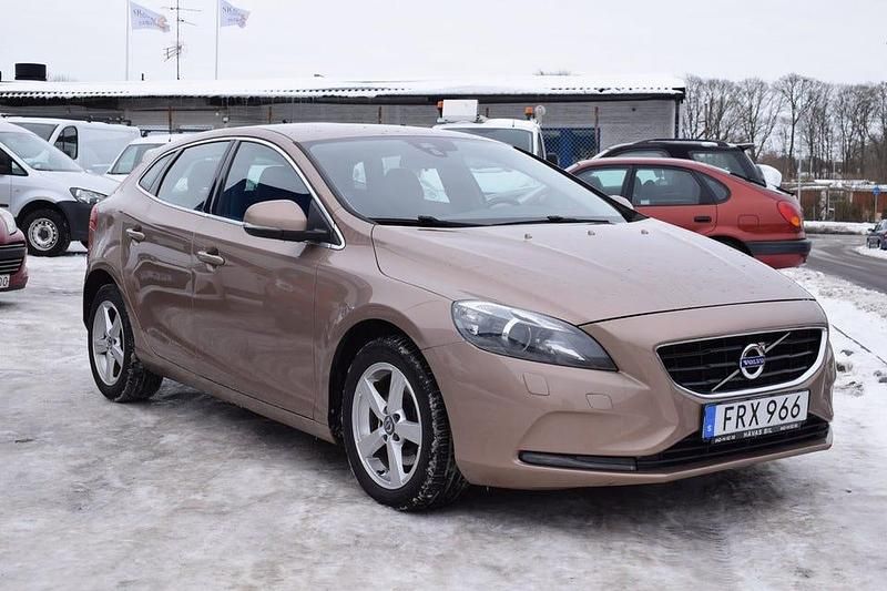 Begagnad Volvo V40 Momentum 150 HK (110 kW) 2016 Brun