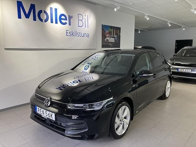 Svart (grenadilla black metallic) Ny 2025 VW Golf VIII Edition Halvkombi | 339 000 kr (Marknadspris) - Bild 1/4