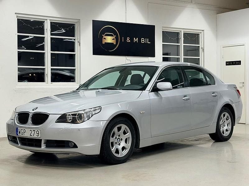 Grå Begagnad 2004 BMW 525 Sedan | 69 900 kr (Lite dyr) - Bild 1/4
